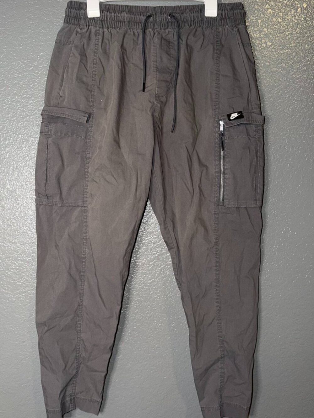 Nike Men's Large Gray Cargo Jogger Pants Utility Zip Pocket Drawstring